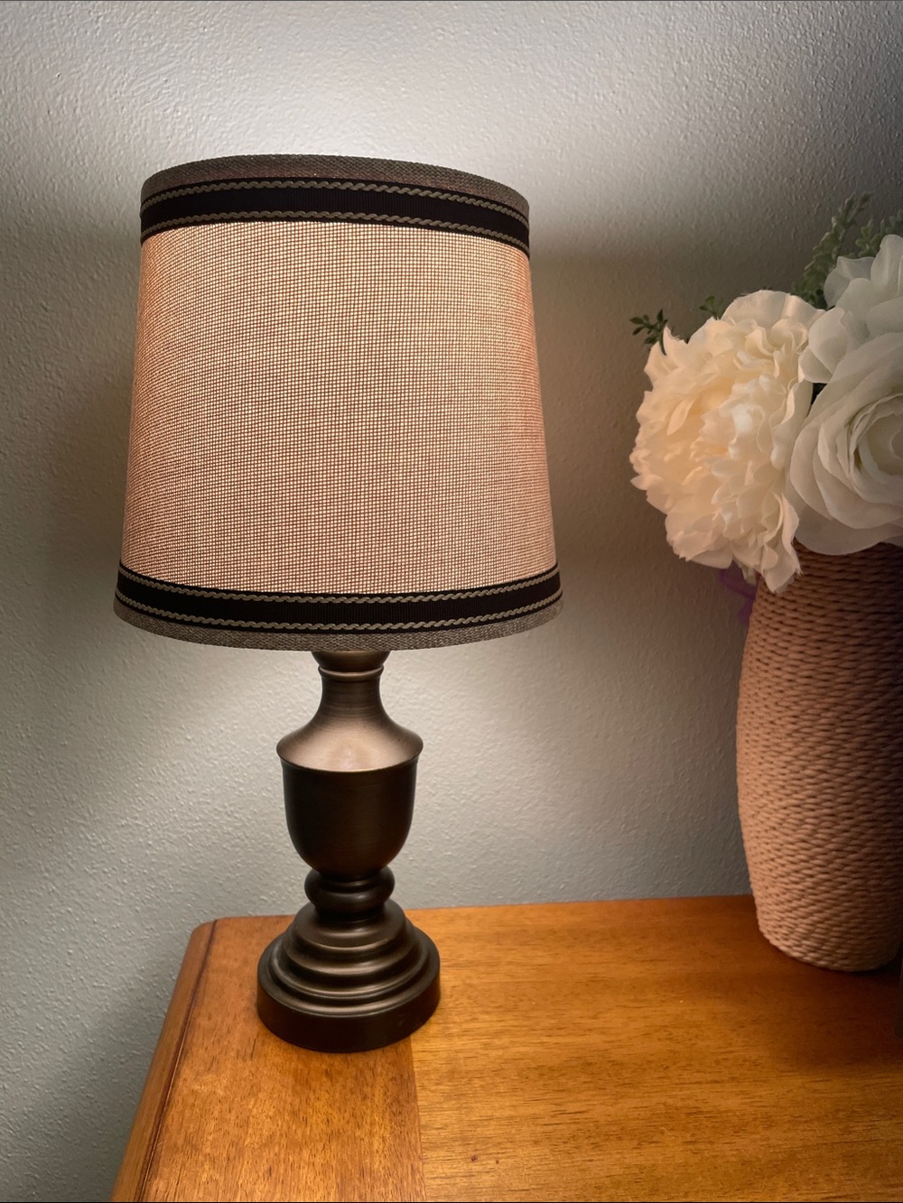 Classic Bronze Look Accent Table Lamp with Burlap Look Drum Shade Like New 14”H